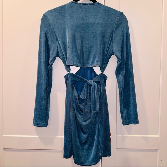 Sky to moon long sleeve bow cut out semi backless mini dress size medium! - Picture 4 of 8